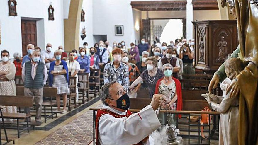 El párroco, durante la bendición de Santa Ana, en la iglesia