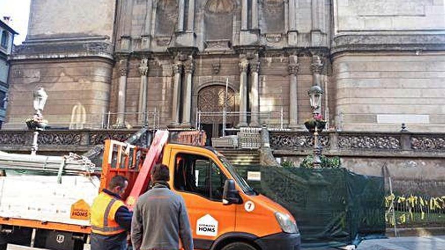 Ahir al matí els operaris van començar a instal·lar la bastida.