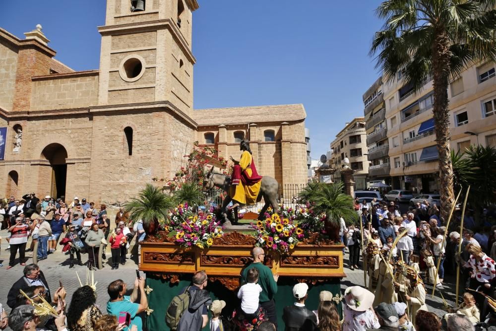 La procesión recorrió el itinerario entre la iglesia del Sagrado Corazón y la Inmaculada en Torrevieja