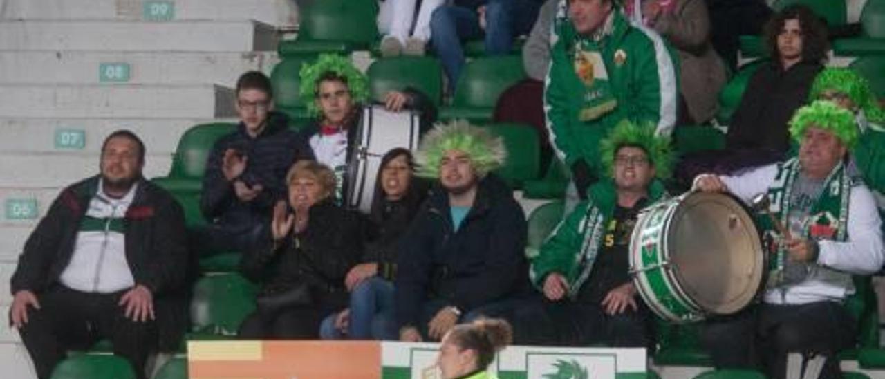 Aficionados del Elche animando en las gradas del estadio Martínez Valero.