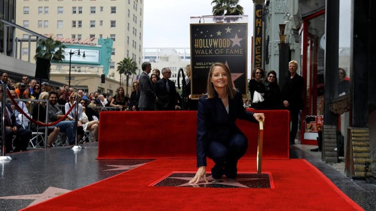 mroca33765875 actress jodie foster touches her star after it was160505162648
