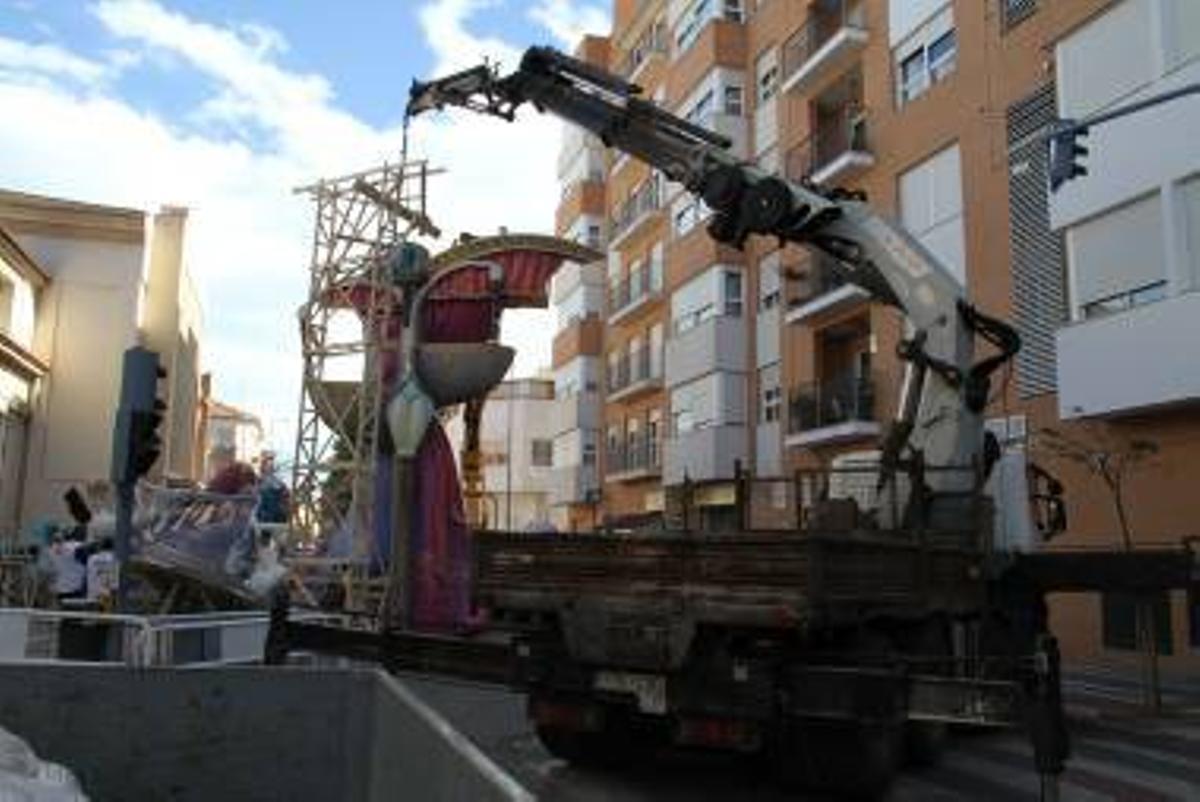 Galería fotos: Las comisiones falleras de Burriana sacan sus monumentos a la calle