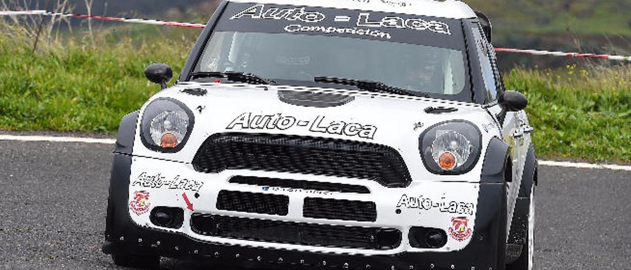 Luis Monzón a los mandos del Mini JCW-WRC, líder del certamen de montaña.