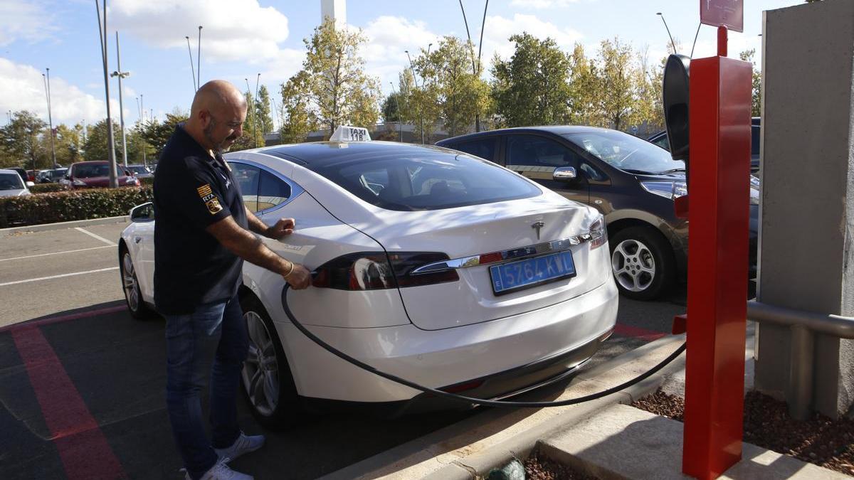 Un taxista recarga su vehículo en Zaragoza.