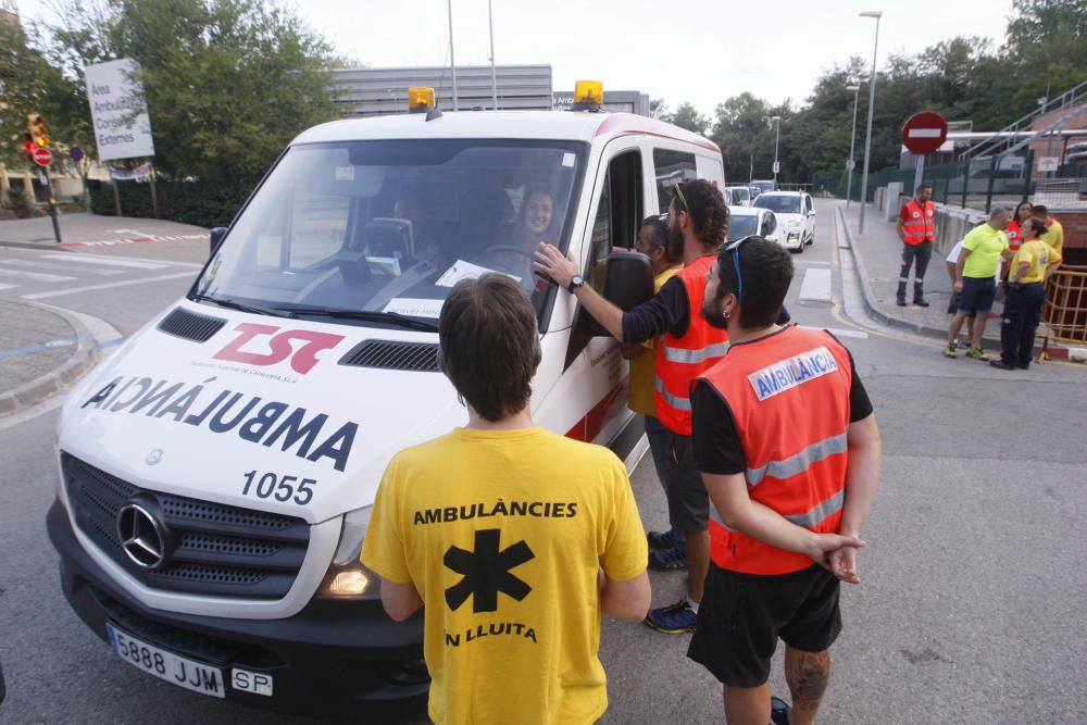 Vaga del transport sanitari gironí amb presència de piquets