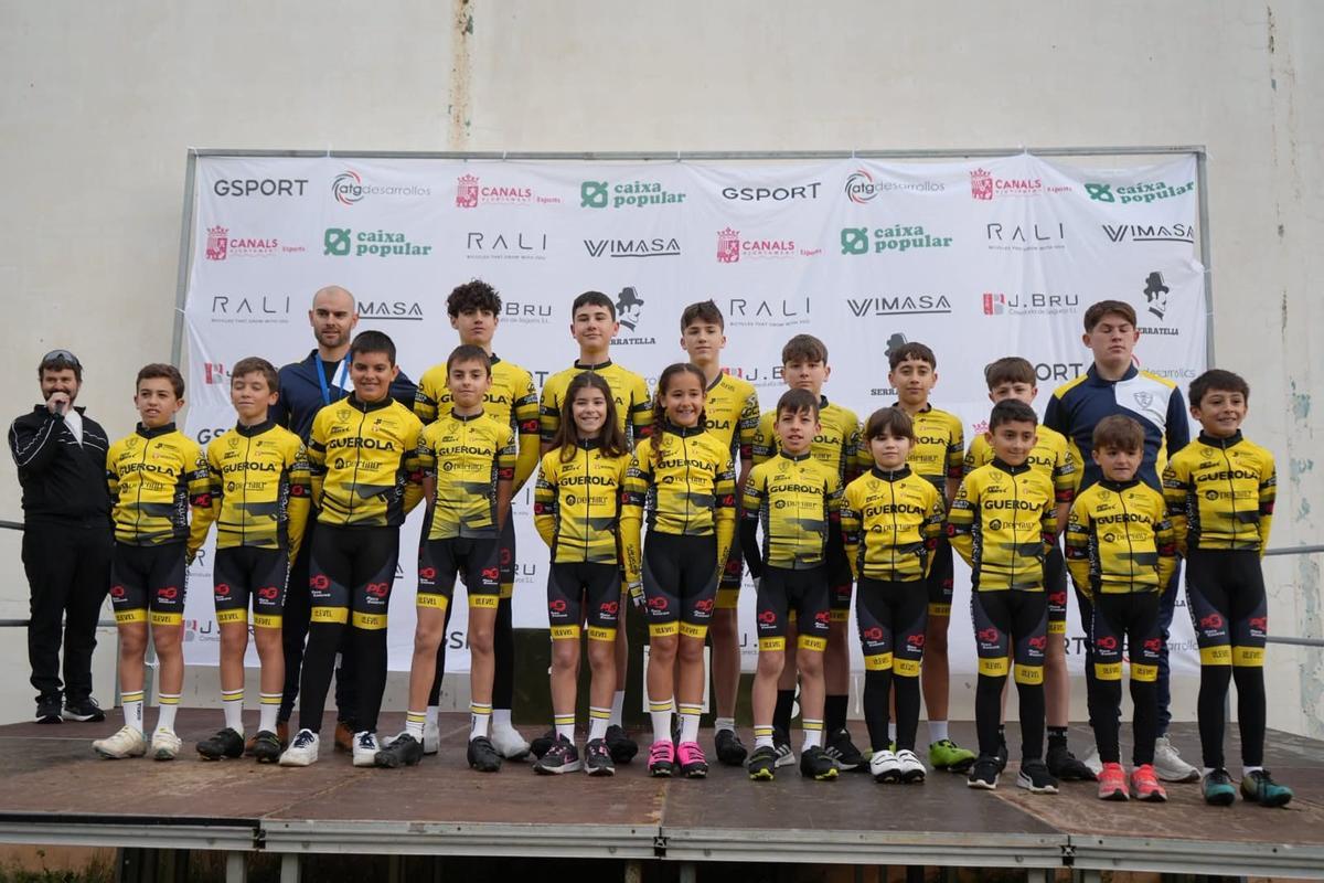 Ciclistas del club de Ontinyent en una competición, el pasado fin de semana.