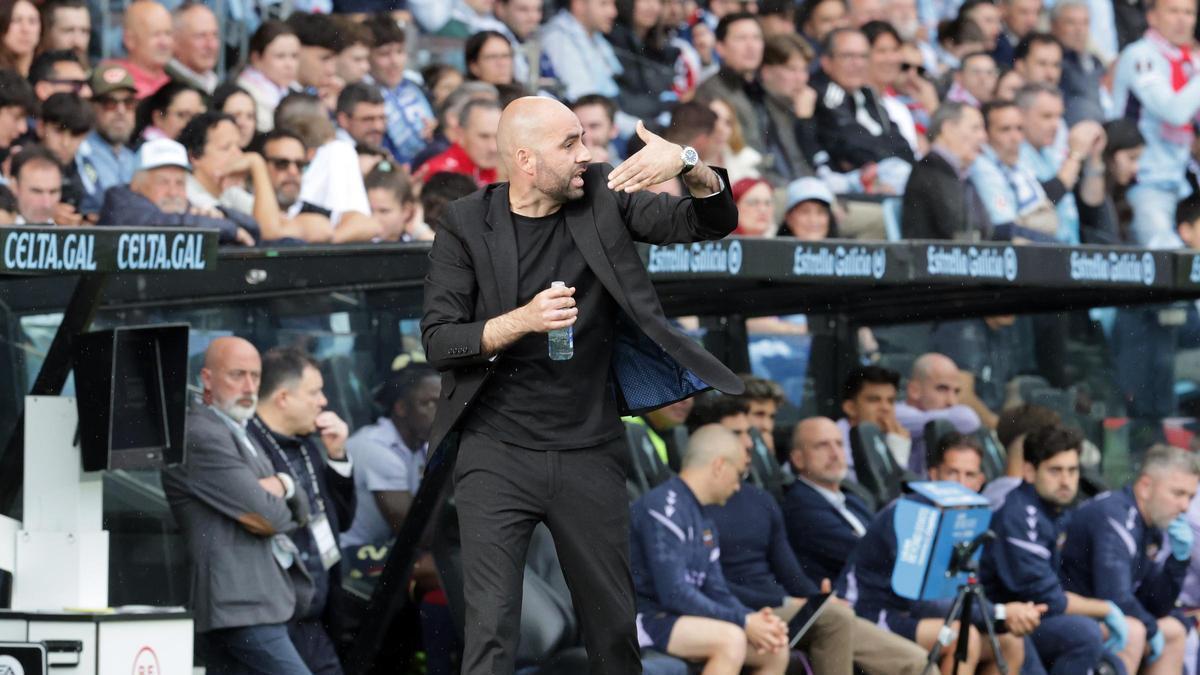Claudio Giráldez dando indicaciones a sus jugadores durante el partido contra el Levante en Balaídos.