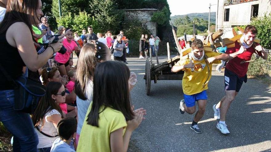 El público animaba a los participantes en la carrera. // Bernabé / Luismy