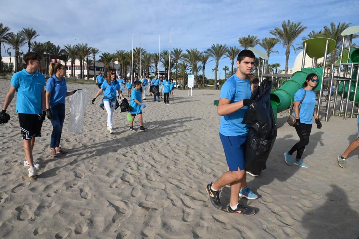 Recogida de ‘basuraleza’ en las playas del Grau de Castelló