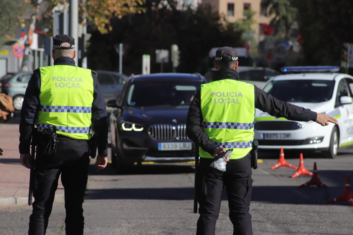 Agentes de Policía Local realizan un control en una imagen de archivo.