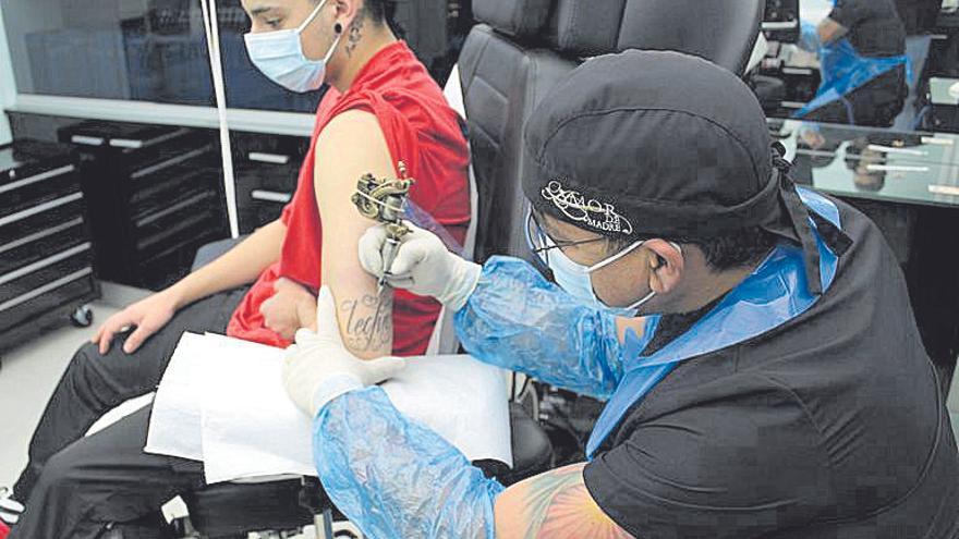 Jesús Villarino, haciendo un tatuaje en su estudio. 