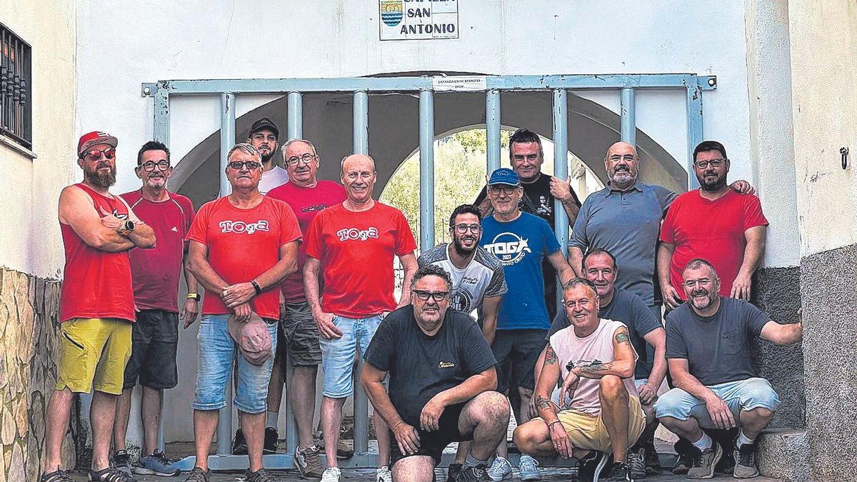 El alcalde de la localidad, Elías Barberán (en el centro), junto a colaboradores del montaje de barreras