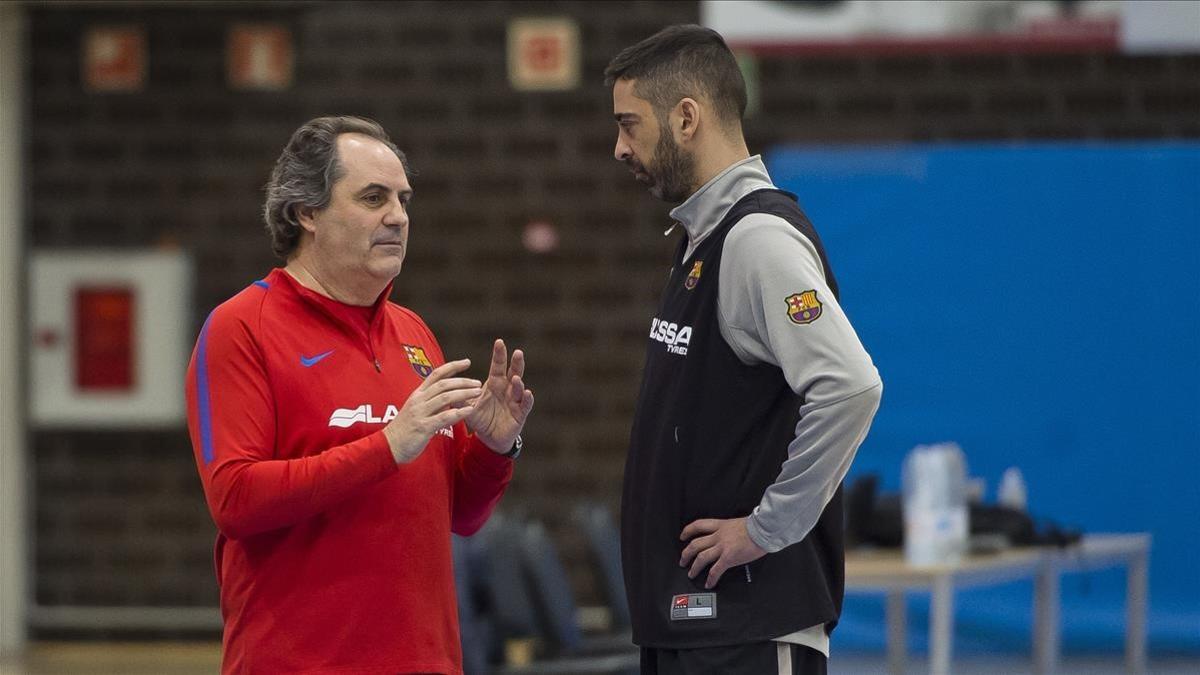 Alfred Julbe habla con Navarro en el entrenamiento del Barça