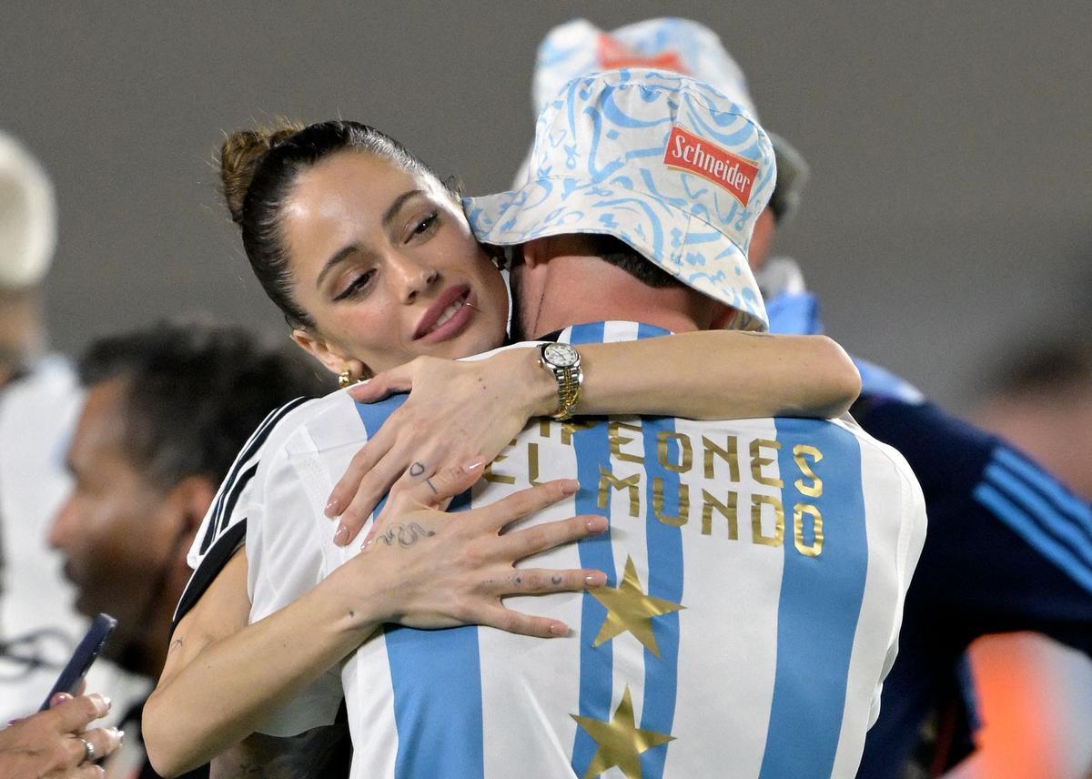 La cantante y actriz argentina Martina Stoessel, conocida como Tini, abraza a su novio, el mediocampista argentino Rodrigo De Paul, durante una ceremonia de reconocimiento a los jugadores ganadores de la Copa del Mundo.