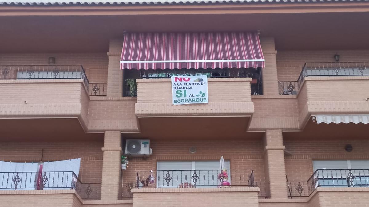 Pancartas en contra la planta de biorresiduos en los balcones de Los Montesinos