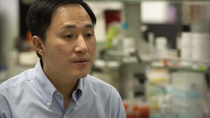 A prisión el científico chino que modificó el ADN de dos gemelas