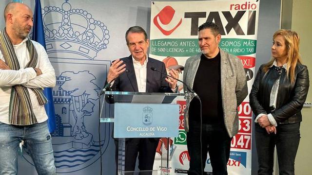 Caballero,  con Alonso  a su derecha, Mosquera y Lago.