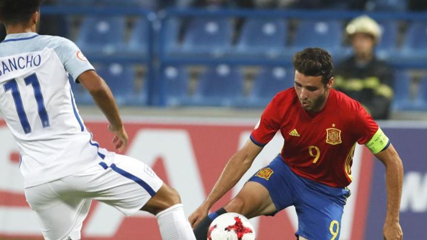 Abel Ruiz (d) lucha por el balón con el inglés Jadon Sancho (i)