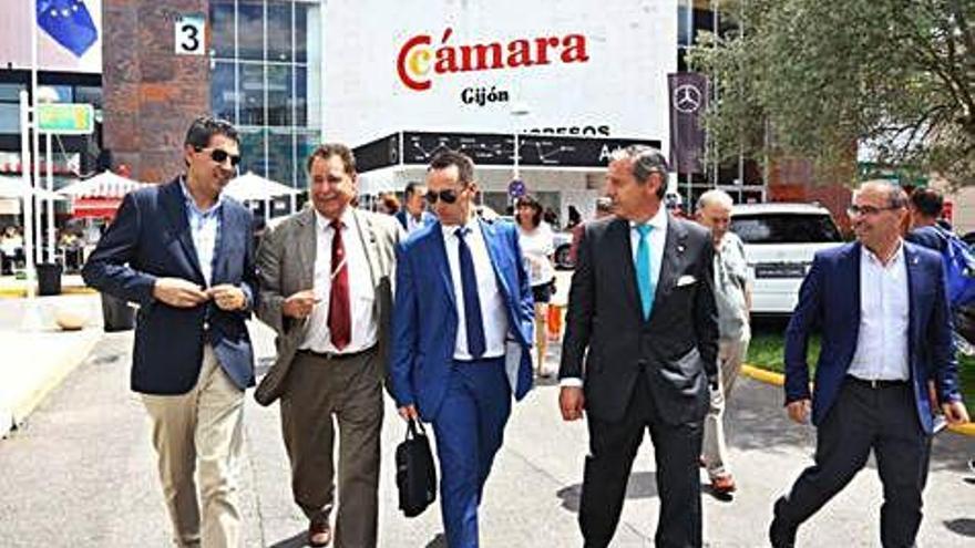 El alcalde de Benavente (en el medio) junto al presidente de la Cámara de Comercio de Gijón (a su derecha).
