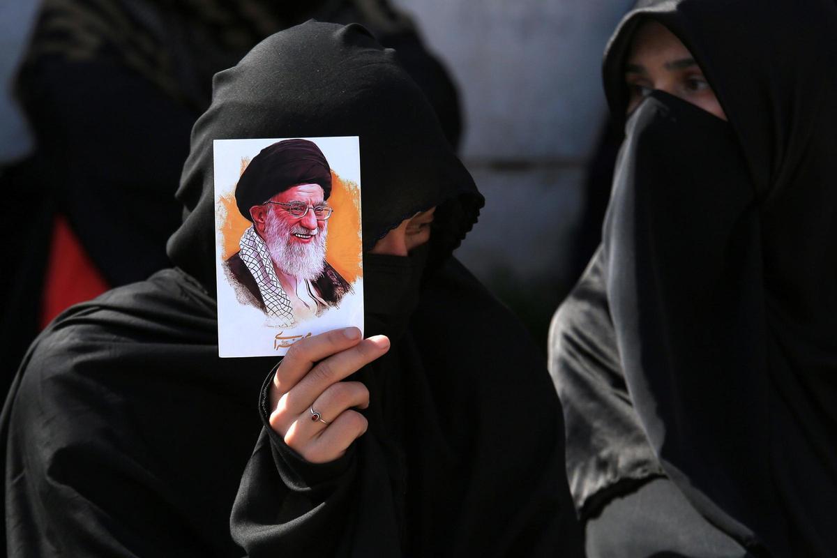 Una dona sosté una imatge del l’aiatol·là Ali Khamenei, mort pels atacs dels Estats Units i Israel