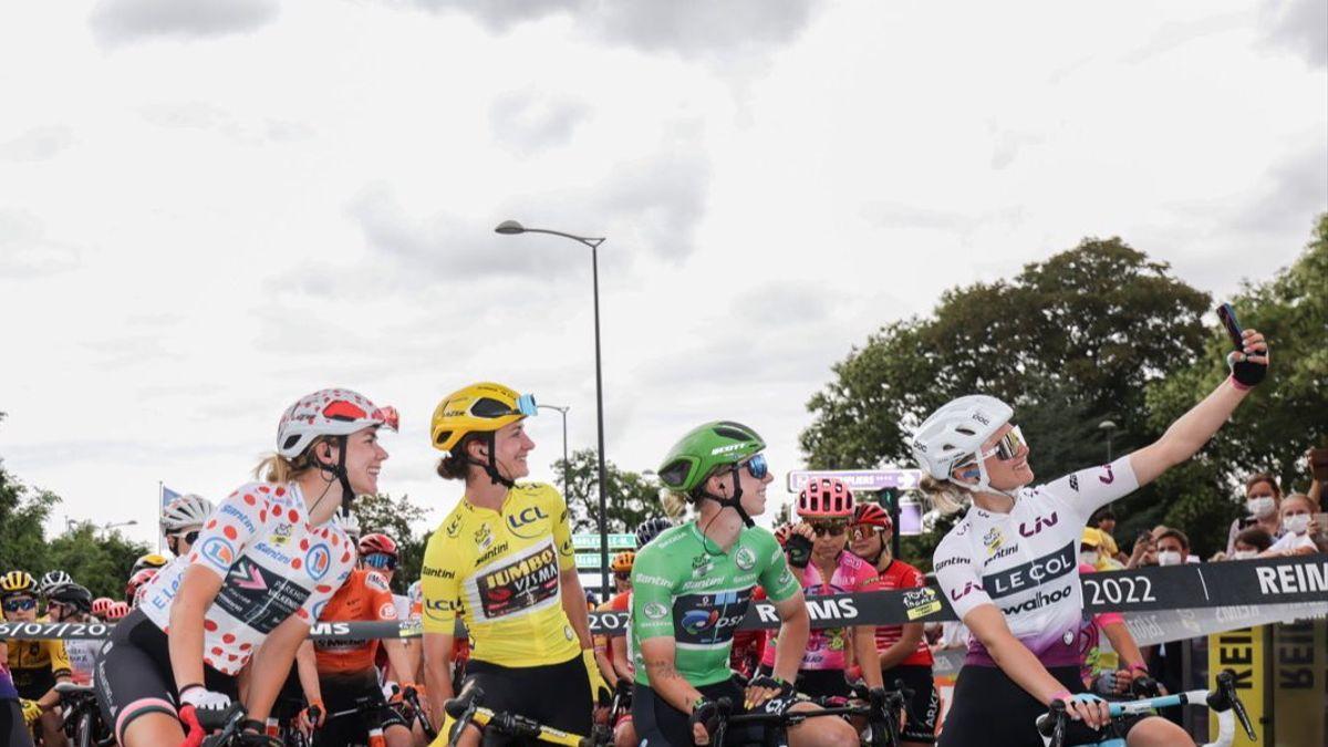 Las líderes del Tour se hacen un ’selfie’ en la salida de Reims.