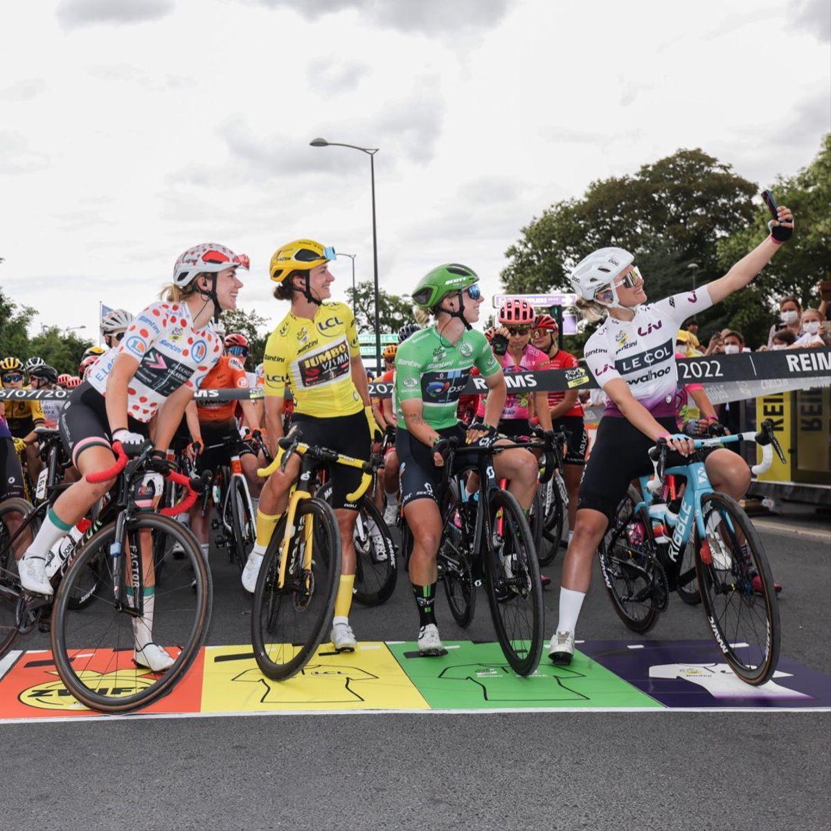 Las líderes del Tour se hacen un ’selfie’ en la salida de Reims.