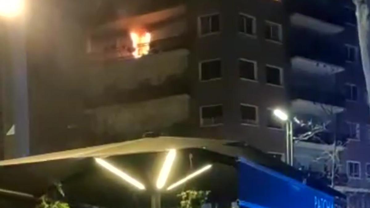 Un incendi en un pis del Paral·lel obliga a tallar l’avinguda i desallotjar un hotel