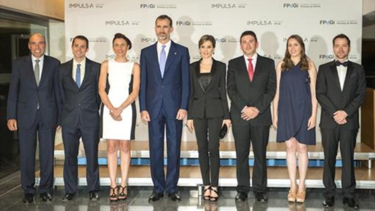 Mérito 8 Los premiados Princesa de Girona del 2015 con los Reyes.