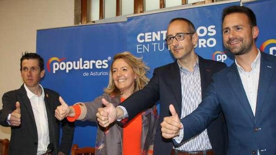 Por la izquierda, el número tres del PP en Valdés, David Fernández Ginzo; Teresa Mallada; el candidato del PP a la Alcaldía de Valdés, Carlos López, y el número uno por la circunscripción del Occidente, Álvaro Queipo, ayer.