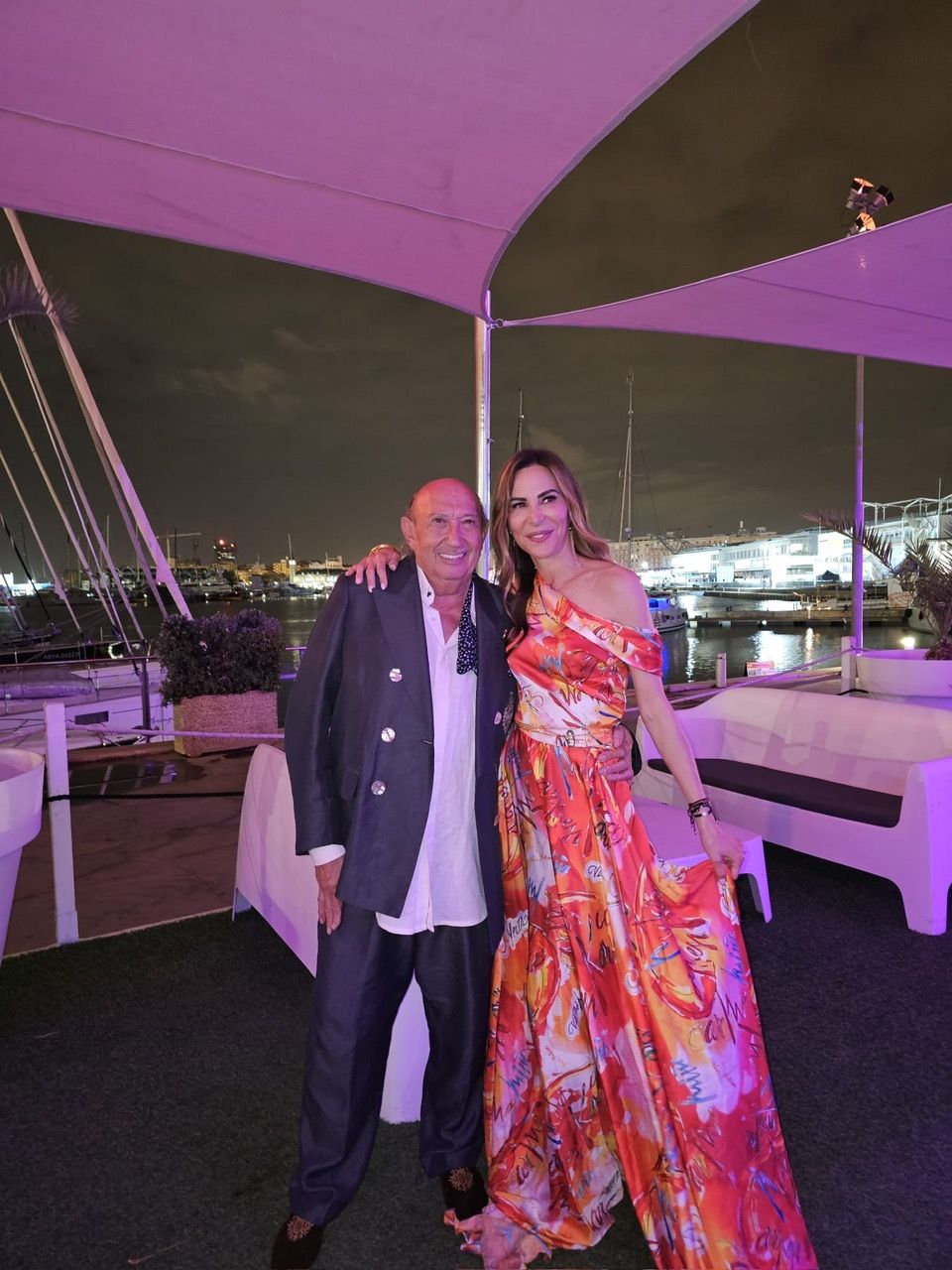 Francis Montesinos junto a Rosa Sanchis, con el vestido de los 50 a�os en la moda del dise�ador..JPG