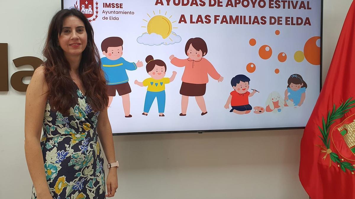 La concejala de Bienestar Social de Elda presenta las becas.