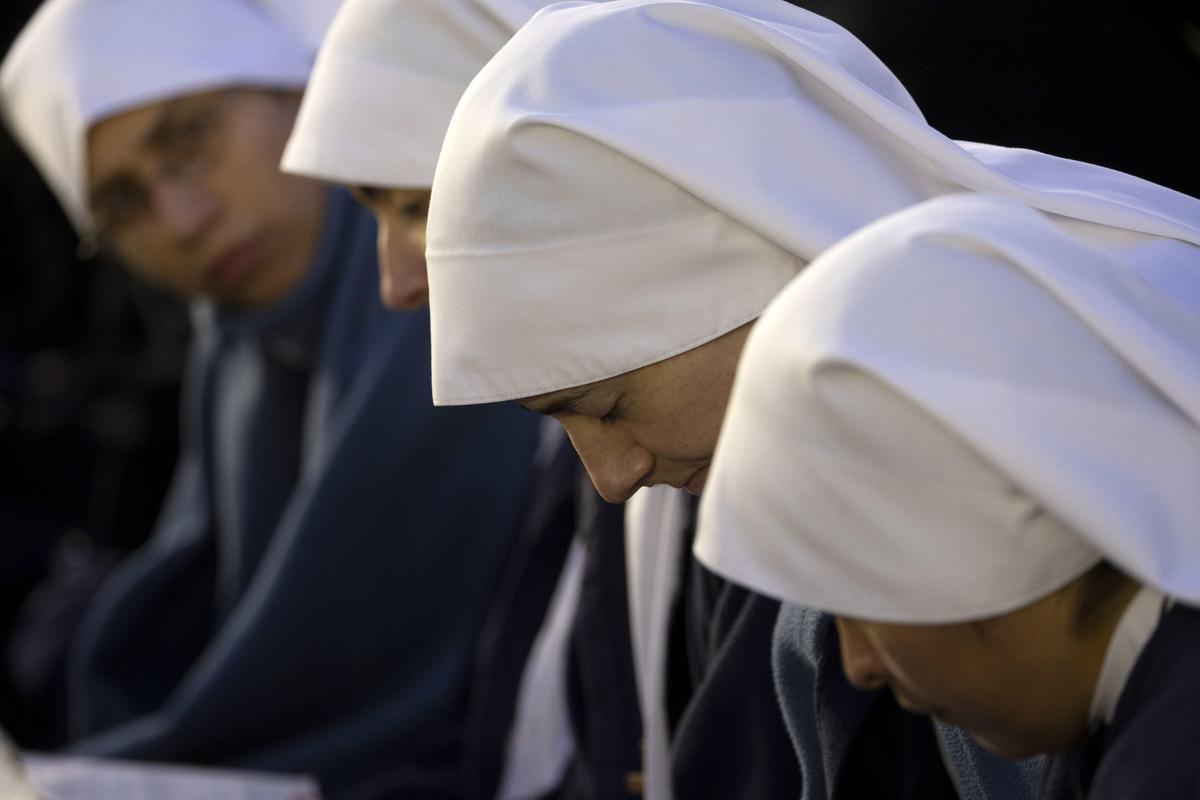 Varias monjas rezan durante  la ceremonia fúnebre del Papa Emérito Benedicto XVI.