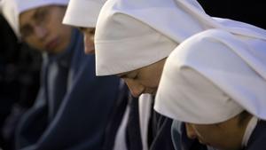 Varias monjas rezan durante  la ceremonia fúnebre del Papa Emérito Benedicto XVI.