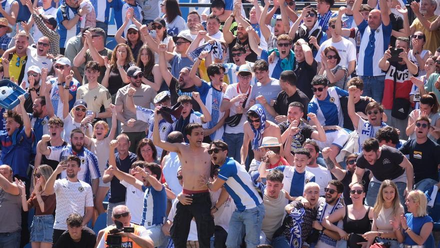 Los aficionados del Hércules hacen la ola a su equipo ante el Lleida en el Rico Pérez