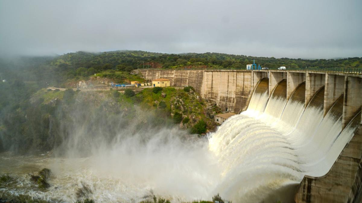 12/03/2025 Imágenes del embalse de Los Melonares. A 12 de marzo de 2025 en Castilblanco de los Arroyos, Sevilla (Andalucía, España). El embalse de Los Melonares, situado en la provincia de Sevilla, ha iniciado un proceso de desagüe para regular su capacidad y asegurar el equilibrio del sistema hídrico. Esta operación forma parte de la gestión hidráulica para optimizar el abastecimiento de agua potable a la ciudad de Sevilla y su área metropolitana. Además, la medida busca prevenir posibles desbordamientos en caso de precipitaciones intensas, garantizando la seguridad de la infraestructura y el caudal del río Viar. SOCIEDAD Francisco J. Olmo - Europa Press