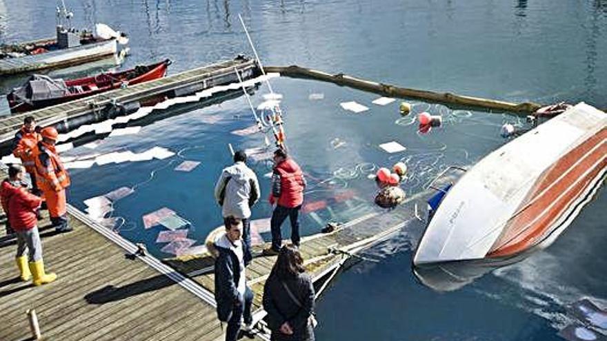 Barreras anticontaminación y mantas colocadas en la Dársena en 2017 tras el hundimiento de un pesquero.