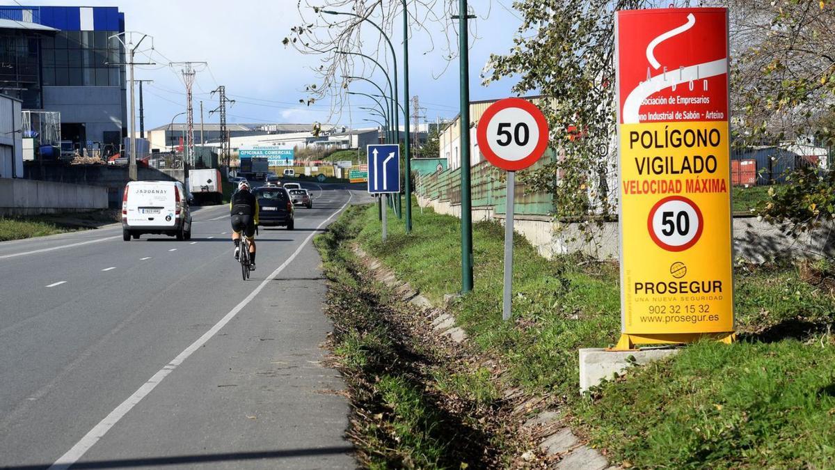 Avenida de la Diputación, principal acceso al polígono de Sabón. |   // VÍCTOR ECHAVE