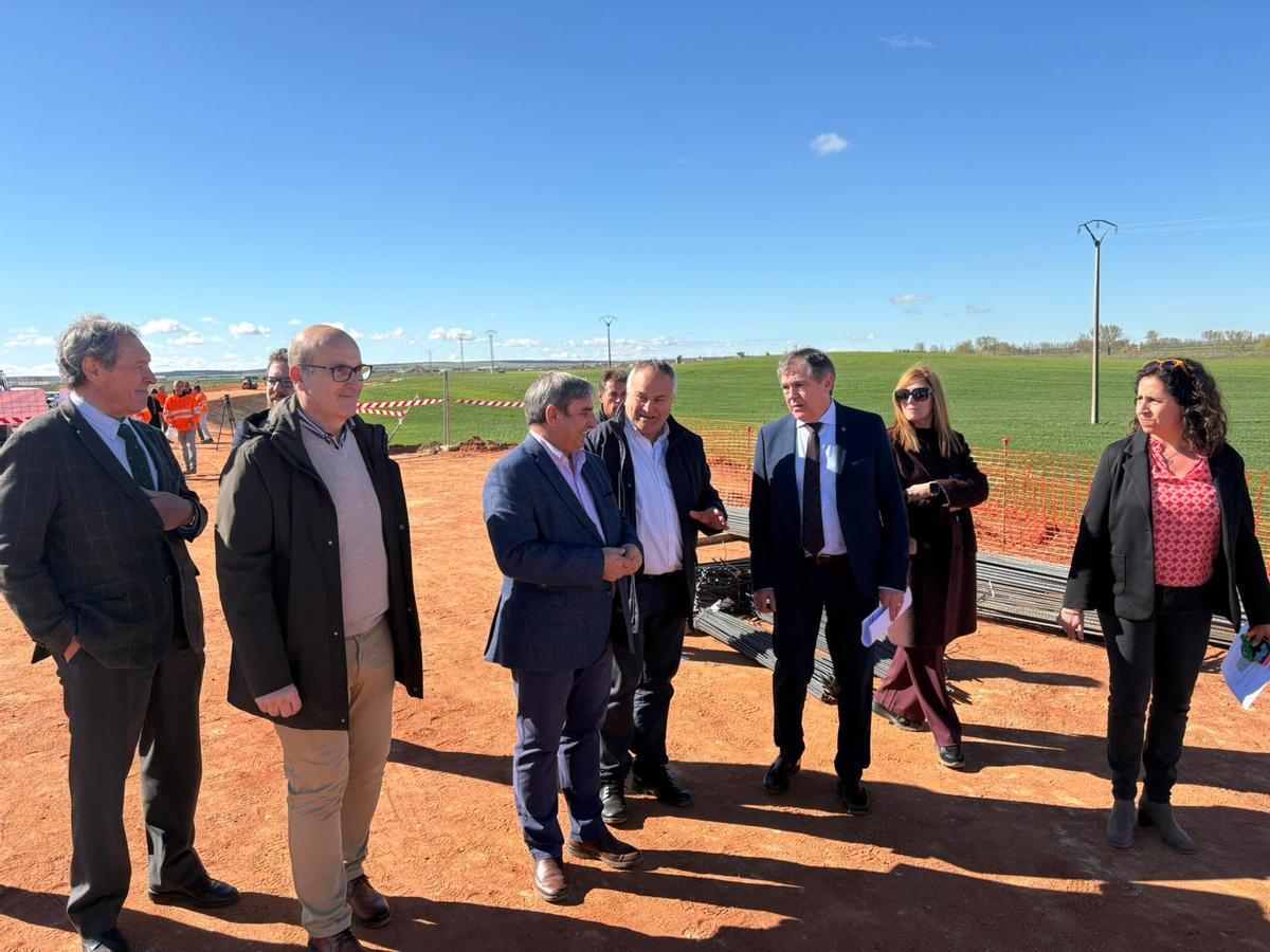 Autoridades regionales y locales visitan las obras de adecuación del nuevo puente.