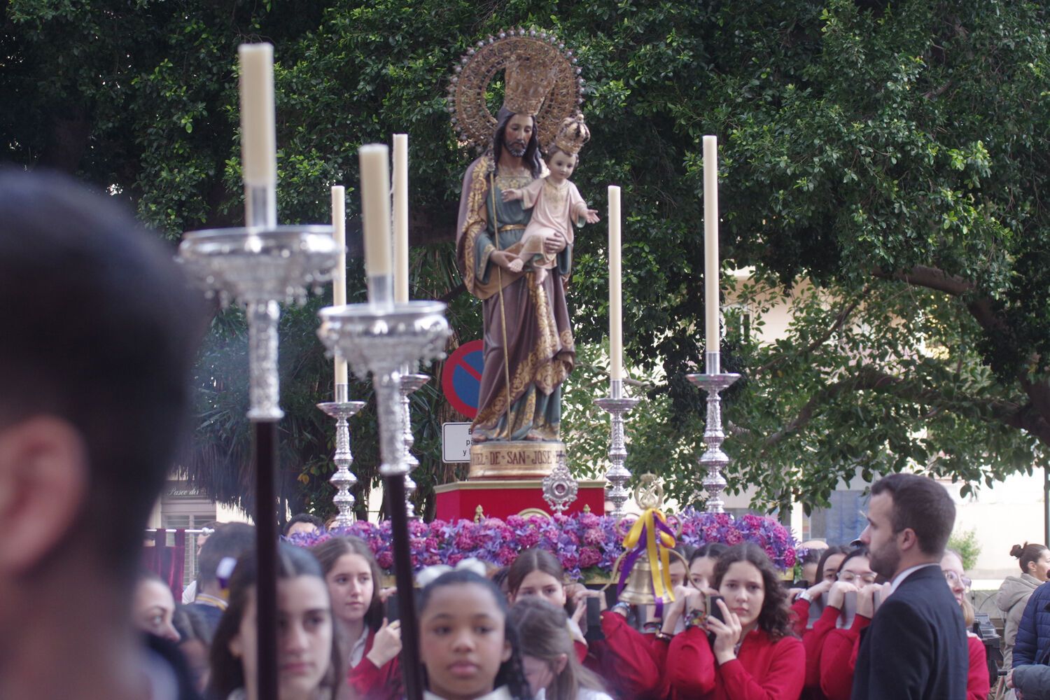 La comunidad educativa del colegio San José de la Montaña ha celebrado un 19 de marzo más una procesión por las calles del barrio de la Trinidad