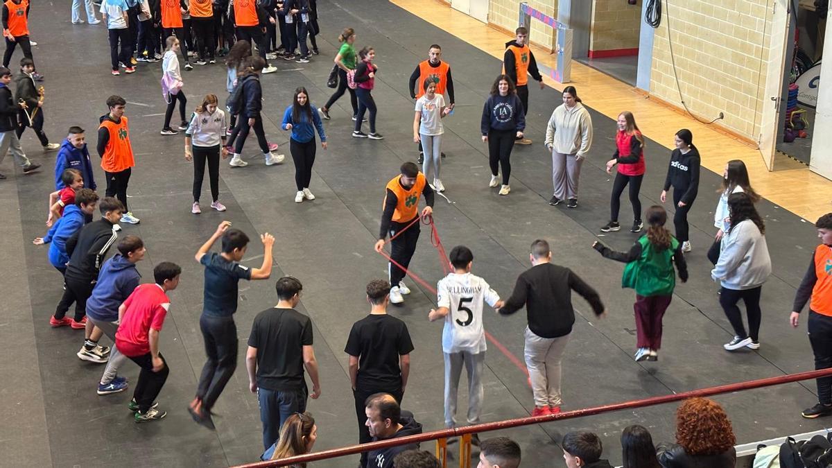 La Gimnastrada 2025 ha reunido en Córdoba a alumnos de una treintena de centros docentes en Vista Alegre.