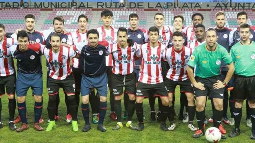 Foto de familia entre los dos equipos y el trío arbitral que participaron ayer en el amistoso jugado en el Ruta de la Plata.