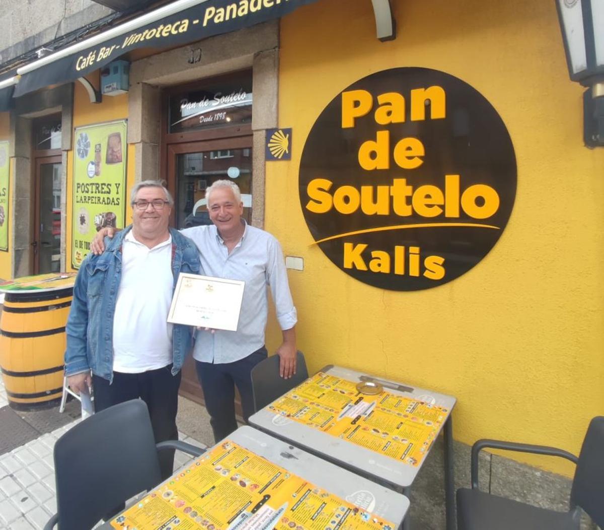 Pan de Soutelo Kalis, recollendo o seu diploma de gañador. | FIRMA