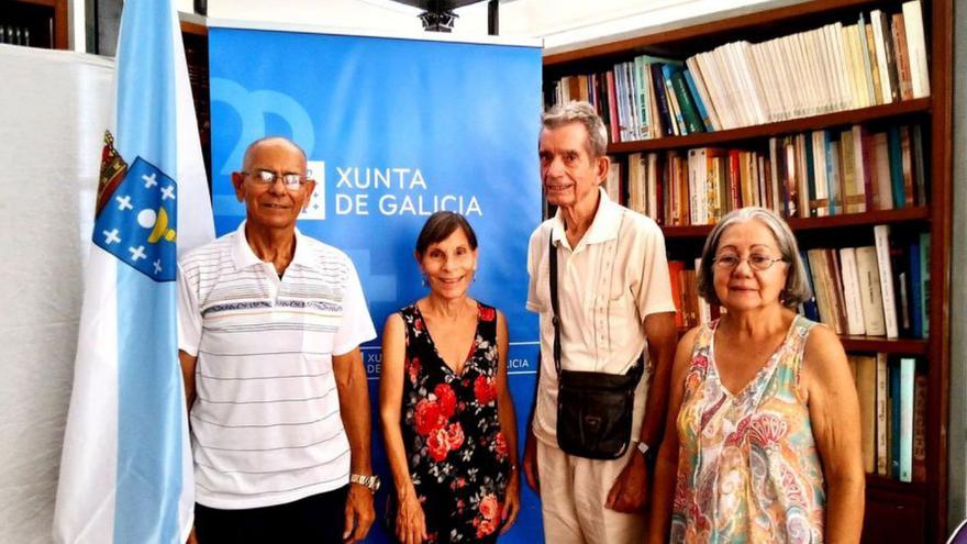 O presidente, Adriano Calvo (esquerda), con algúns membros.