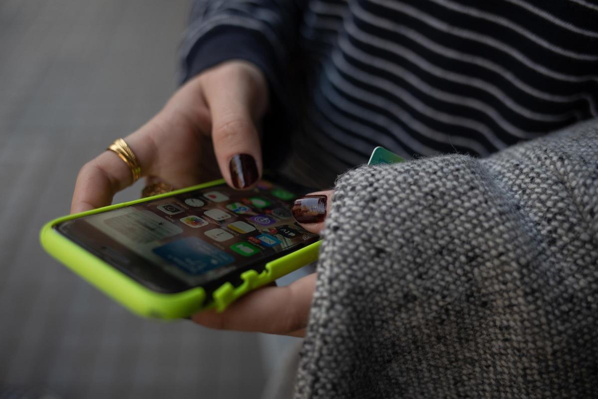 Una persona usa el teléfono móvil,