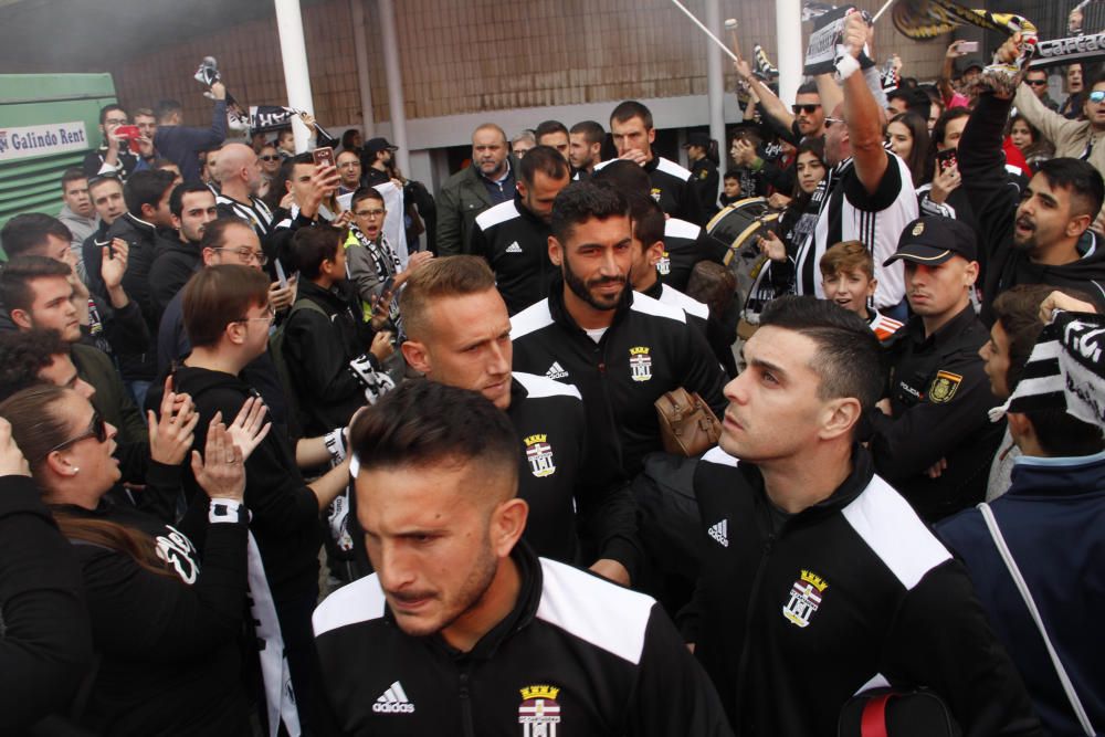 Salida del FC Cartagena desde el Cartagonova para el partido contra el Real Murcia