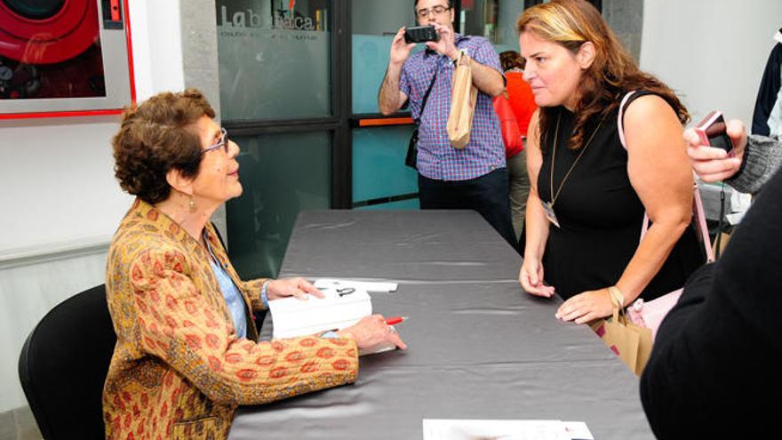 Paloma Navarrete durante la firma de libros tras la conferencia.