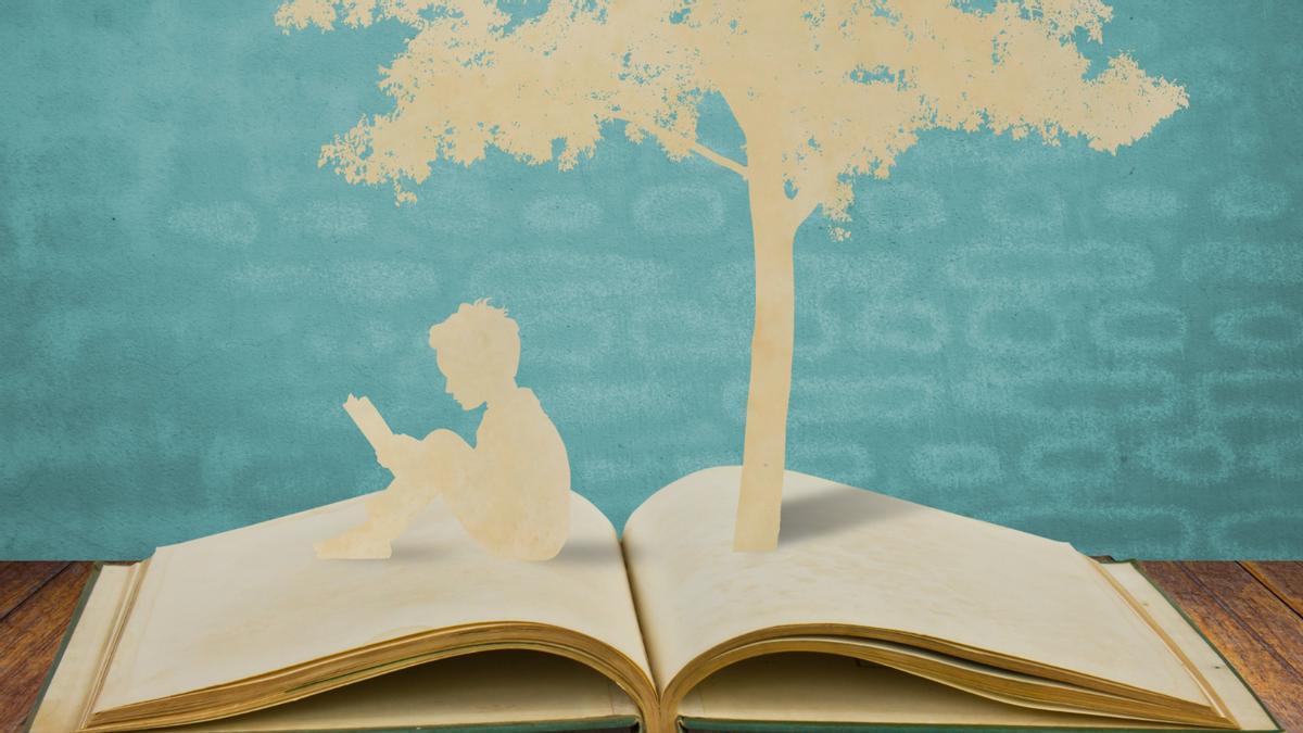 Siluetas de un árbol y un hombre sobre un libro