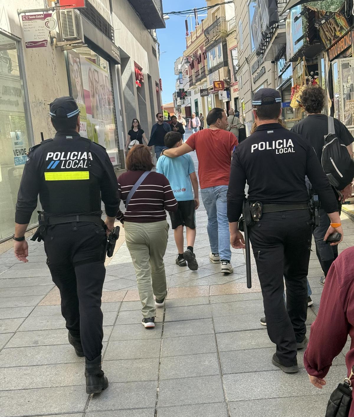 Agentes de la Policía Local patrullan por una calle del centro de Mérida.
