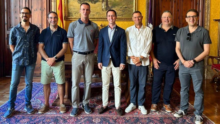 Galmés junto al presidente de Pimem, Jordi Mora, y diversos miembros de su comité ejecutivo.