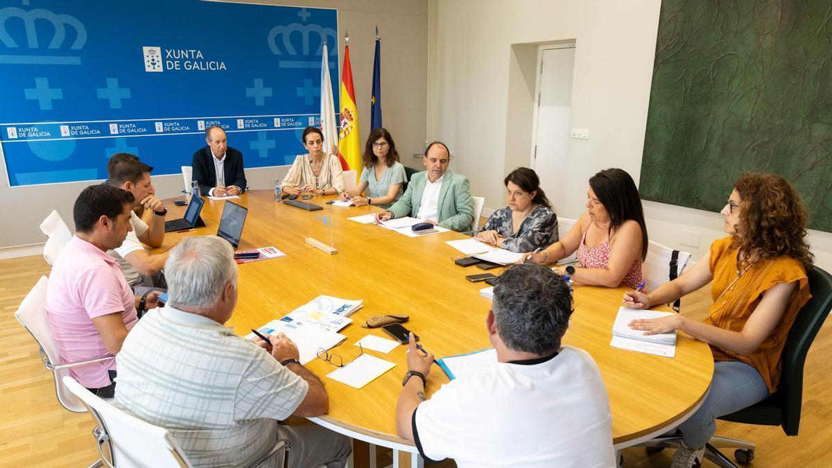 Miembros de la Consellería de Educación y representantes de los sindicatos firmantes en la reunión celebrada este martes en Santiago.